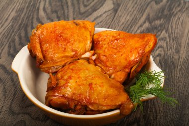 Kızarmış tavuk butları.