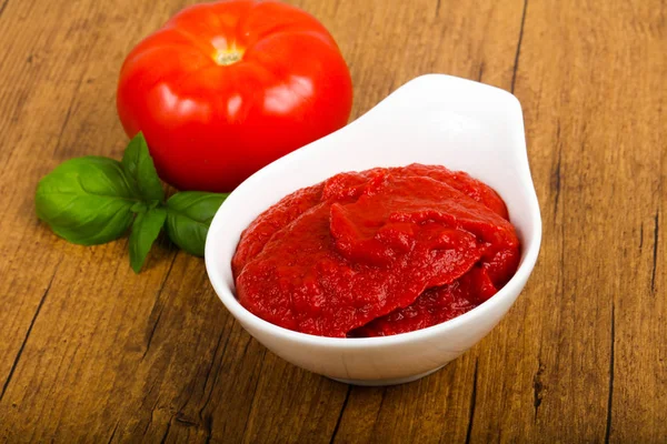 Tomatenpuree in de kom — Stockfoto