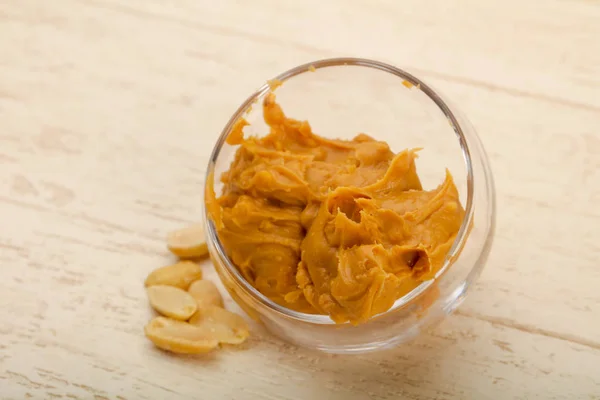 Mantequilla de cacahuete en el bowl — Foto de Stock