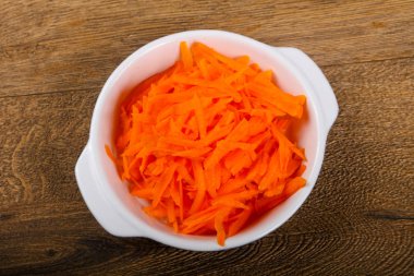 Kabın içinde rendelenmiş havuç 