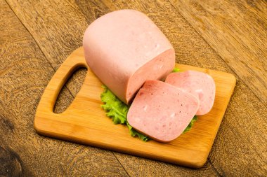 Jambon salata yaprakları üzerinde