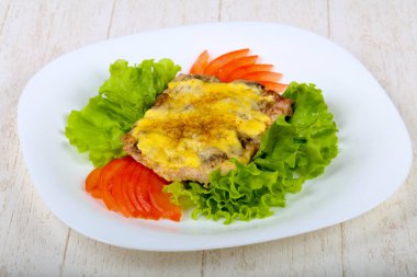 Domuz eti biftek mantar ile