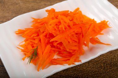 Kabın içinde rendelenmiş havuç