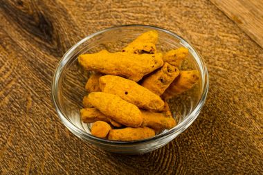 Tumeric kökü kabın içinde