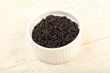 Kabın içinde siyah yabani pirinç