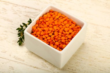 Kabın içinde portakal mercimek