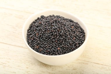 Kabın içinde siyah mercimek