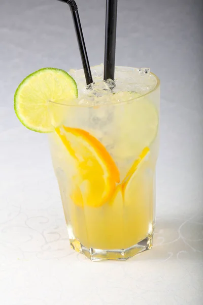 Zelfgemaakte limonade in glas — Stockfoto