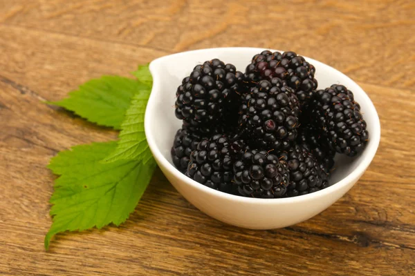 Ripe Blackberries in the bowl — Stock Photo, Image