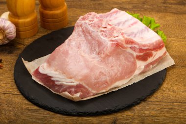 pişmemiş domuz eti