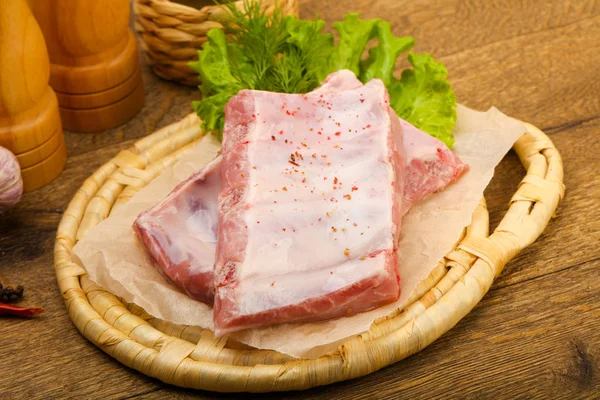 Çiğ domuz kaburgası