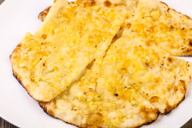 naan peynir ve sarımsak ile