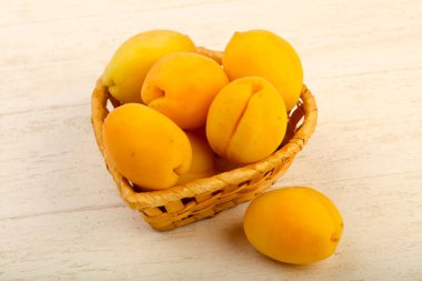 Olgun tatlı kayısı