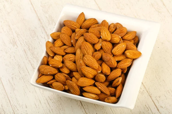 Kabın içinde olgunlaşmış badem