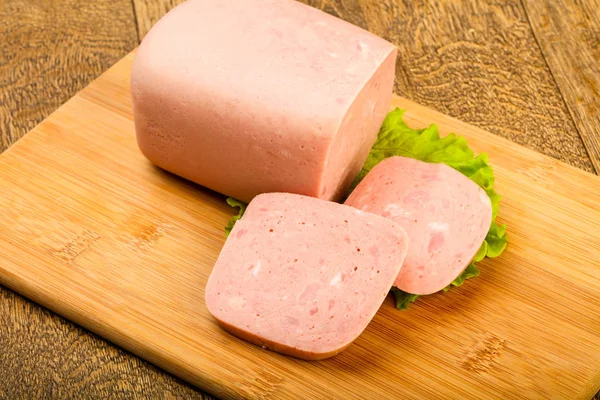 Jambon salata yaprakları üzerinde