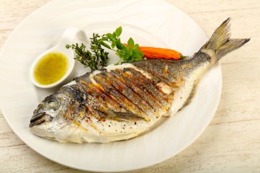 Izgara dorado balık sosu, kekik ve fesleğen ile