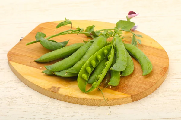 Ervilhas Verdes Maduras Com Folhas — Fotografia de Stock