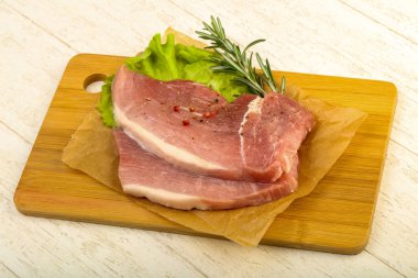 pişmemiş domuz biftek