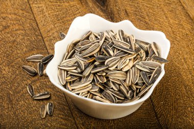 Kabın içinde ayçiçeği tohumu