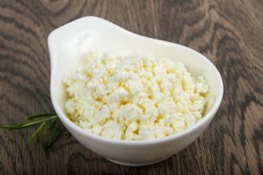 Kasede süzme peynir var.