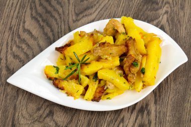 Domuz eti ile kızarmış patates