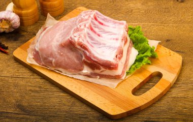 pişmemiş domuz eti