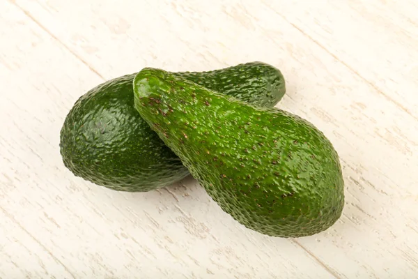 Twee groene avocado — Stockfoto