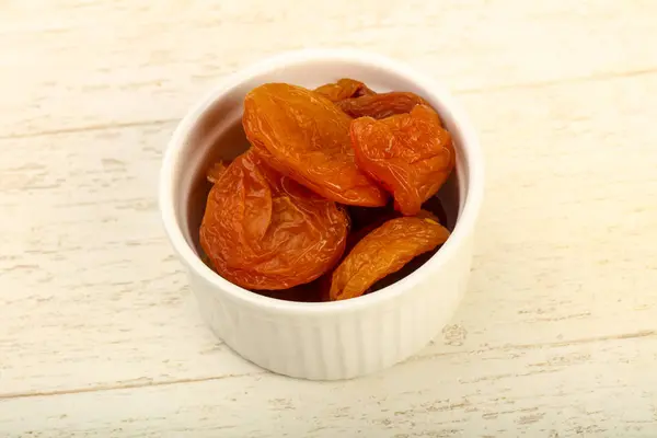 Сушеные абрикосы в миске — стоковое фото