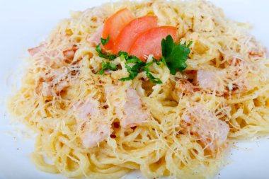 Spagetti carbonara domuz eti ile