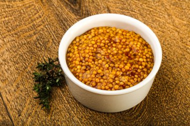 Dijon hardalı kabın içinde