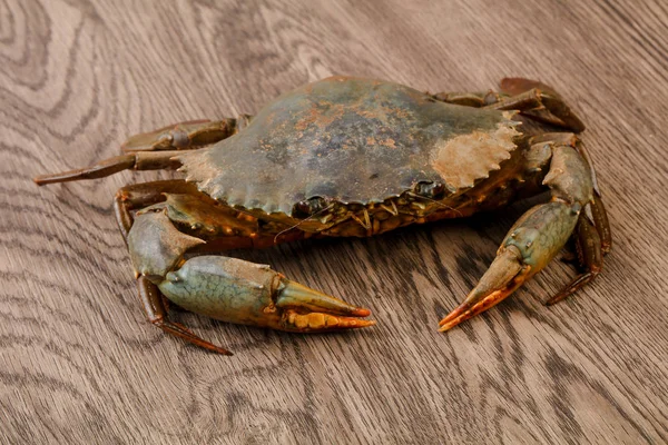 Raw crab on wooden table — Stock Photo, Image