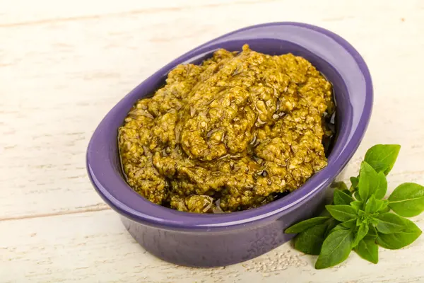 Pesto sos kabın içinde