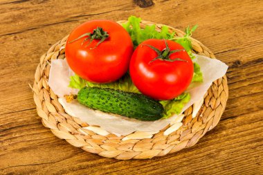 Olgun salatalık ve domates