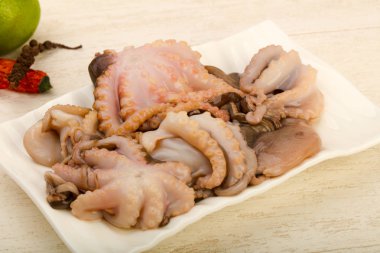 Kabın içinde ham ahtapot