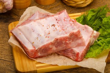 Çiğ domuz kaburgası