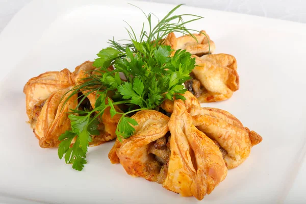 Frisches Gebäck mit Fleisch — Stockfoto