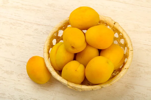 Спелые сладкие абрикосы — стоковое фото