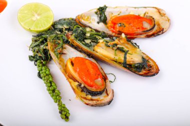 Ispanaklı pişmiş midye