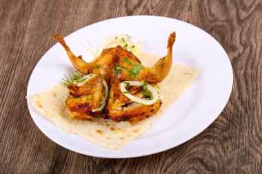 Soğan ve maydanoz ile kızarmış bıldırcın