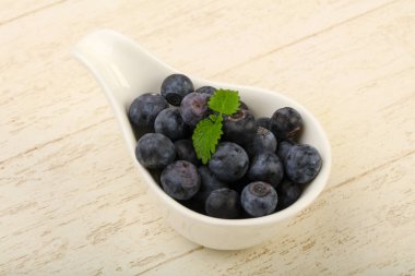 Kabın içinde olgunlaşmış yaban mersini 