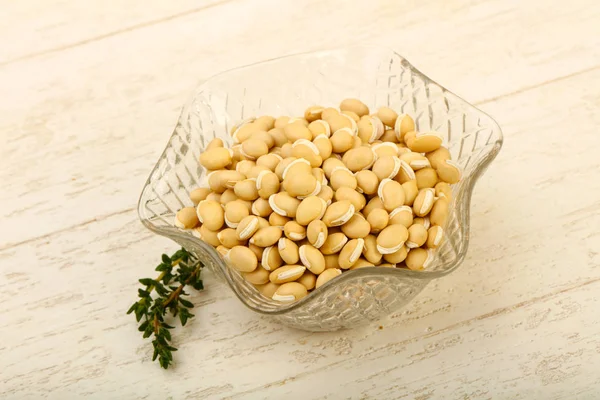 Kabın içinde çiğ beyaz fasulye