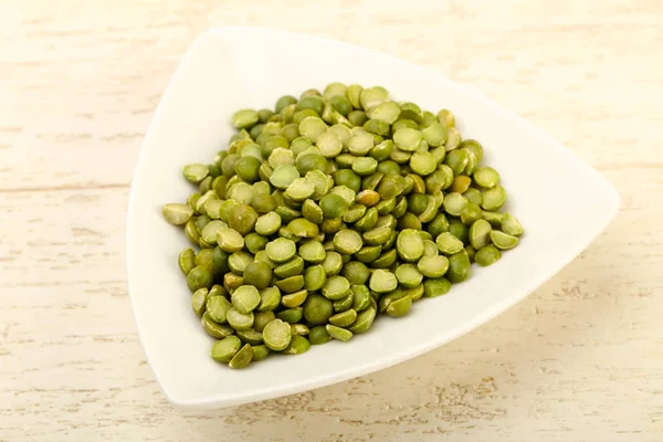 Green peas in the bowl — Stock Photo, Image