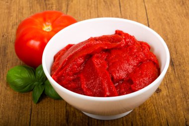 Kabın içinde domates salçası
