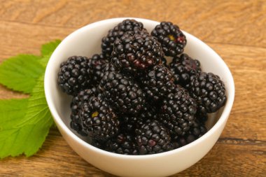 Kabın içinde olgun böğürtlen 