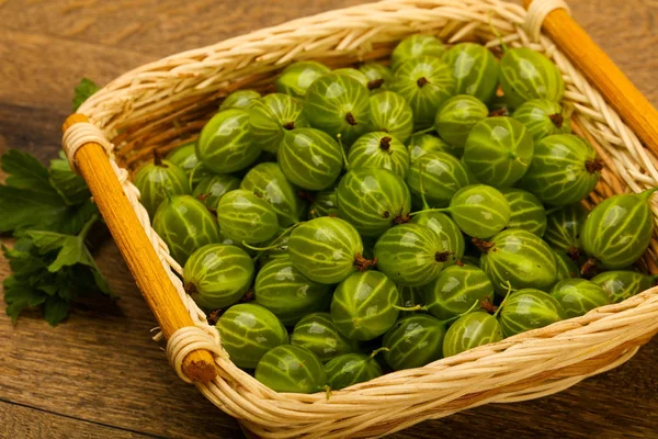 Gooseberry matang di keranjang. — Stok Foto