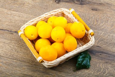 Kabın içinde sarı Erik