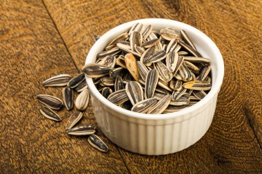 Kabın içinde ayçiçeği tohumu