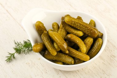 Kabın içinde salatalık turşusu