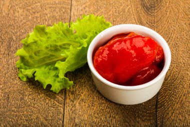 Kabın içinde soyulmuş domates