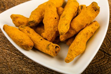 Tumeric kökü kabın içinde